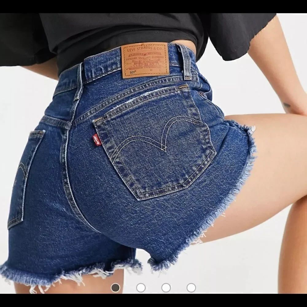 70$-Levi’s Premium Mid Rise woman Shorts In dark wash denim size 23